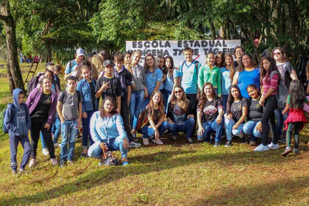 Estudantes dos Colégios Estaduais do Campo de Cachoeira e de Paz na Semana Cultural Kaigang.