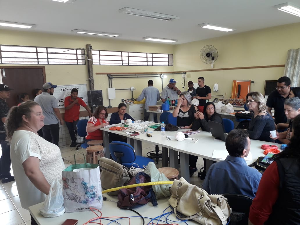 Cursistas do Profuncionário realizando aula prática