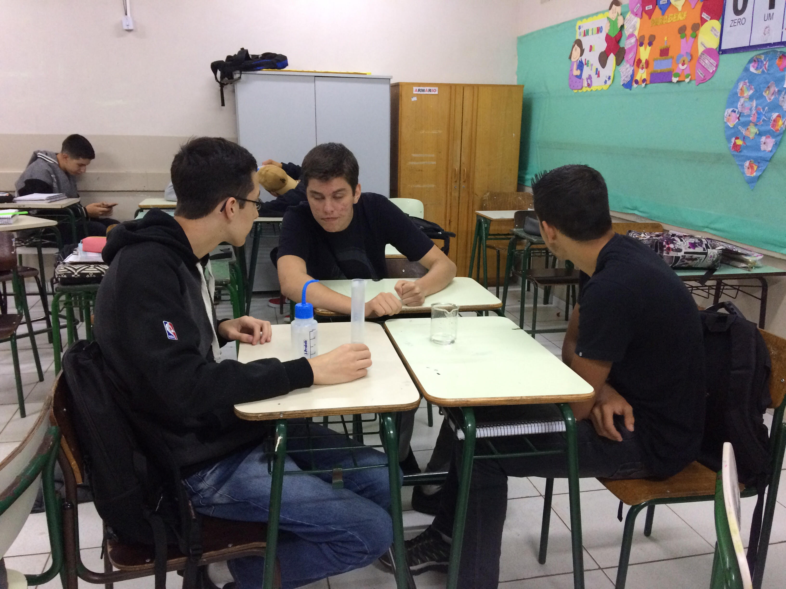 Aula prática sobre a medição de volume e formação de menisco.