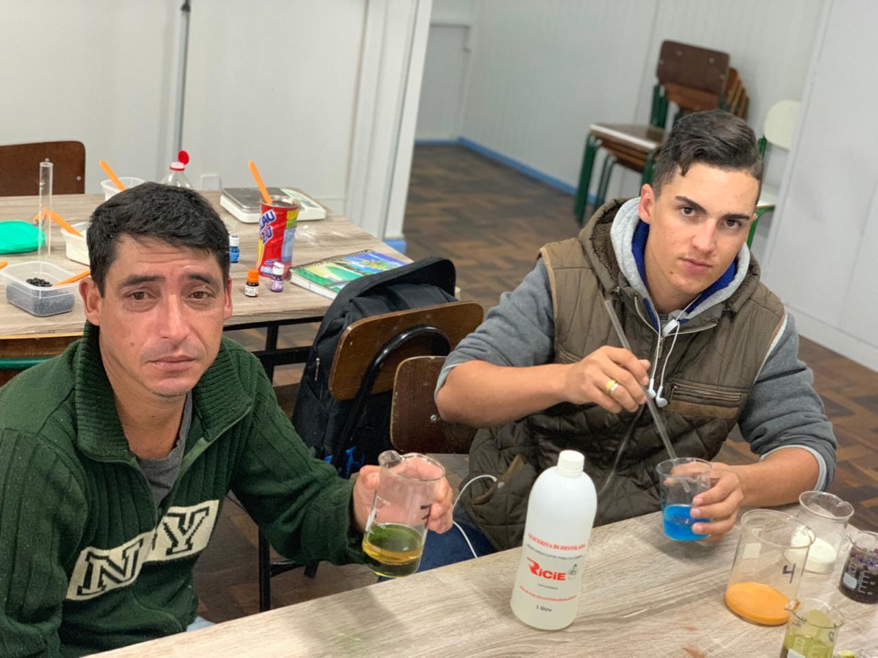Alunos do CEEBJA Guarapuava em aula prática para comprovar tipos de misturas