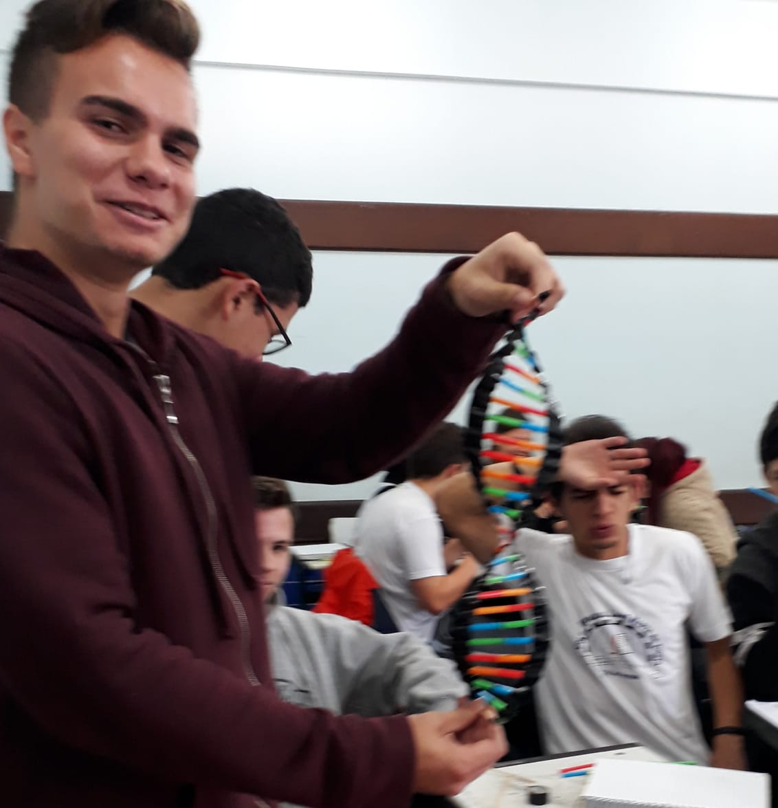 Alunos das 3ª Séries, do Ensino Médio, do Colégio Est. Liane Marta, em uma atividade lúdica sobre DNA.