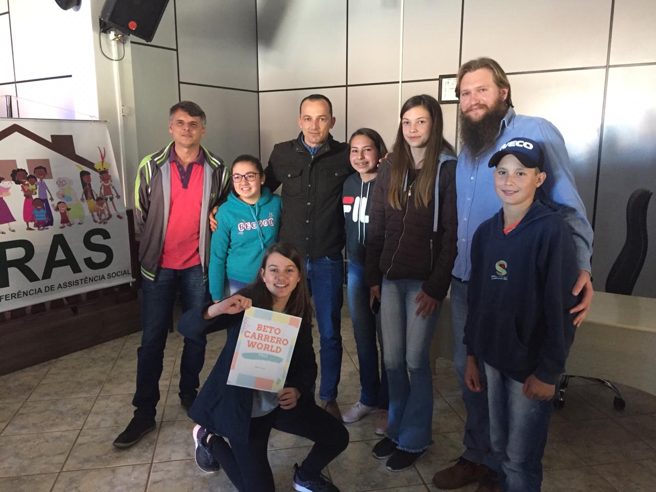 Alunos e professores do Colégio Estadual do Campo Faxinal da Boa Vista - 1º lugar na categoria Ensino Fundamental