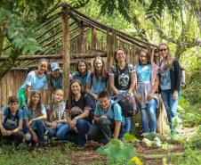 Estudantes dos Colégios Estaduais do Campo de Cachoeira e de Paz na Semana Cultural Kaigang.