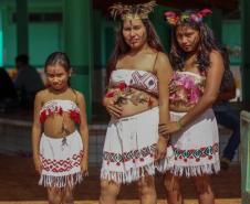 Estudantes dos Colégios Estaduais do Campo de Cachoeira e de Paz na Semana Cultural Kaigang.