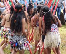 Estudantes dos Colégios Estaduais do Campo de Cachoeira e de Paz na Semana Cultural Kaigang.