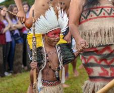 Estudantes dos Colégios Estaduais do Campo de Cachoeira e de Paz na Semana Cultural Kaigang.