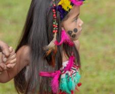 Estudantes dos Colégios Estaduais do Campo de Cachoeira e de Paz na Semana Cultural Kaigang.