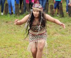 Estudantes dos Colégios Estaduais do Campo de Cachoeira e de Paz na Semana Cultural Kaigang.