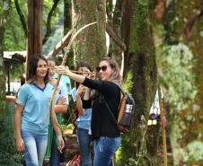 Estudantes dos Colégios Estaduais do Campo de Cachoeira e de Paz na Semana Cultural Kaigang.