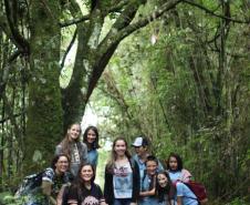 Estudantes dos Colégios Estaduais do Campo de Cachoeira e de Paz na Semana Cultural Kaigang.