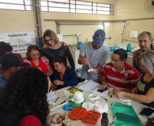 Cursistas do Profuncionário realizando aula prática