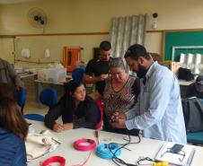 Cursistas do Profuncionário realizando aula prática