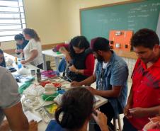 Cursistas do Profuncionário realizando aula prática