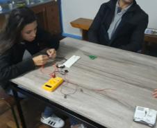 Alunos do CEEBJA Guarapuava realizando oficina de eletricidade.