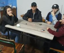 Alunos do CEEBJA Guarapuava realizando a oficina de eletricidade.