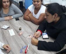 Alunos do CEEBJA Guarapuava realizando a oficina de eletricidade.