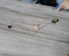 Alunos do CEEBJA Guarapuava realizando a oficina de eletricidade.