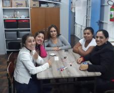 Alunos do CEEBJA Guarapuava realizando a oficina de eletricidade.