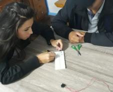 Alunos do CEEBJA Guarapuava realizando a oficina de eletricidade.