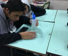 Aula prática sobre a medição de volume e formação de menisco.