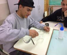 Aula prática sobre a medição de volume e formação de menisco.