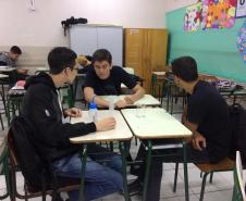Aula prática sobre a medição de volume e formação de menisco.