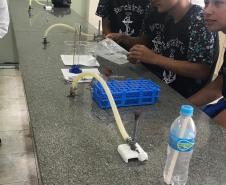 Alunos do Colégio Estadual João Ferreira Neves em aula prática, no Centro Universitário Campo Real.