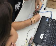 Alunos dos cursos Técnicos em Informática e Informática para Internet, participando das oficinas na SEED Lab.