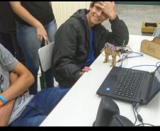 Alunos dos cursos Técnicos em Informática e Informática para Internet, participando das oficinas na SEED Lab.