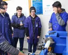 Alunos do curso Técnico em Eletromecânica do Colégio Estadual Francisco Carneiro Martins visitam o Centro Universitário Campo Real
