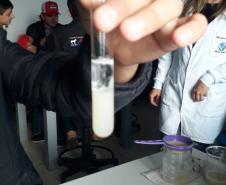 Alunos da 1ª Série, do Colégio Est. de Ed. Profissional Arlindo Ribeiro (Agrícola), em aula laboratorial sobre a estrutura e função dos ácidos nucléicos.