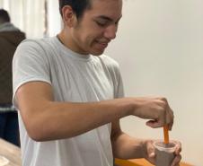 Alunos do CEEBJA Guarapuava em aula prática para comprovar tipos de misturas