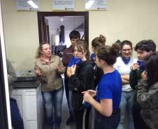 Alunos do curso Técnico em Química, do Colégio Estadual Francisco Carneiro Martins, participaram de visita técnica à Indústria Alphacarbo