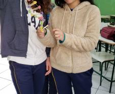 Montagem de fita de DNA com balas de goma: aprendendo na prática.