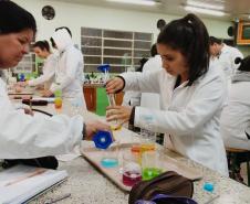 Curso Técnico em Química: aula prática sobre densidade.