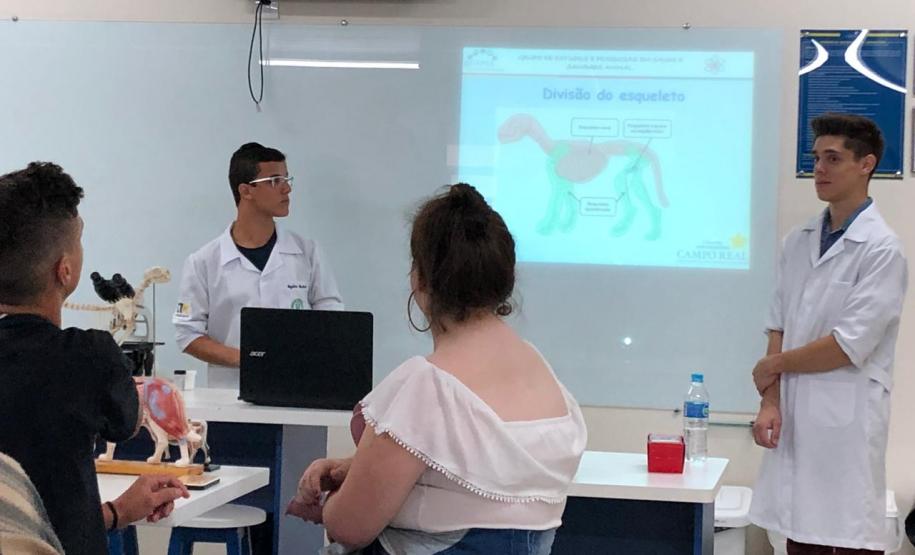 Alunos do Colégio Estadual Profa. Izabel no Centro Universitário Campo Real.