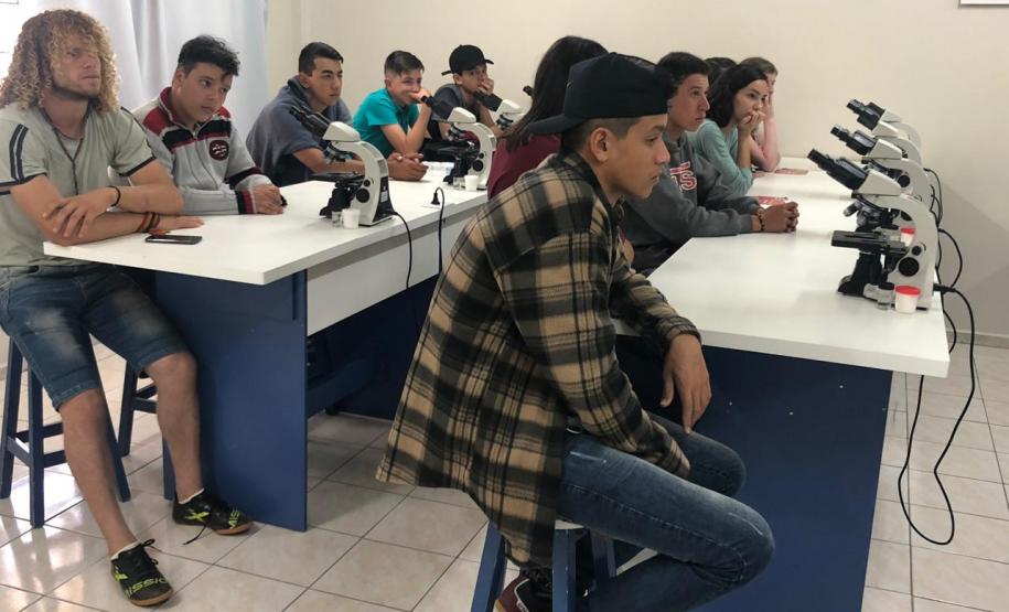 Alunos do Colégio Estadual Profa. Izabel no Centro Universitário Campo Real.