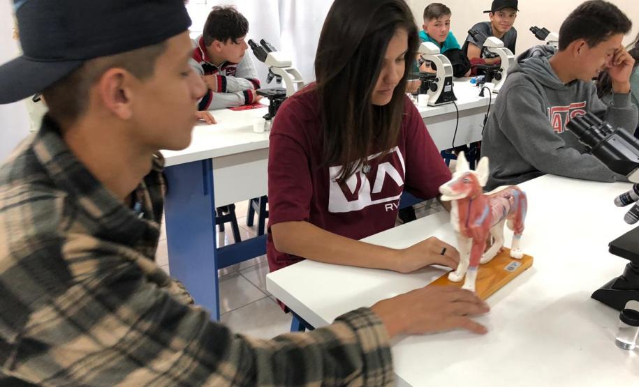 Alunos do Colégio Estadual Profa. Izabel no Centro Universitário Campo Real.