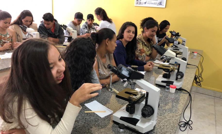 Alunos do Colégio Estadual Profa. Izabel no Centro Universitário Campo Real.