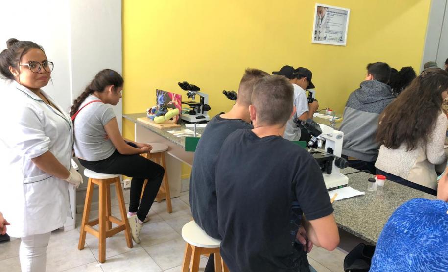 Alunos do Colégio Estadual Profa. Izabel no Centro Universitário Campo Real.