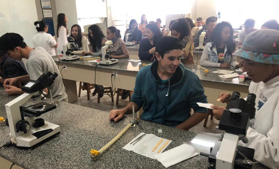 Alunos do Colégio Estadual Profa. Izabel no Centro Universitário Campo Real.