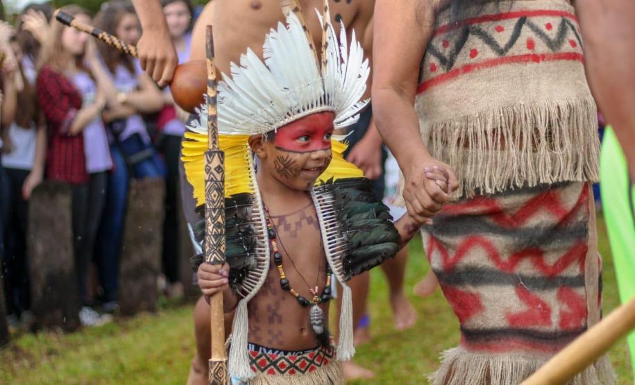 Estudantes dos Colégios Estaduais do Campo de Cachoeira e de Paz na Semana Cultural Kaigang.