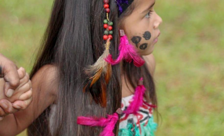 Estudantes dos Colégios Estaduais do Campo de Cachoeira e de Paz na Semana Cultural Kaigang.
