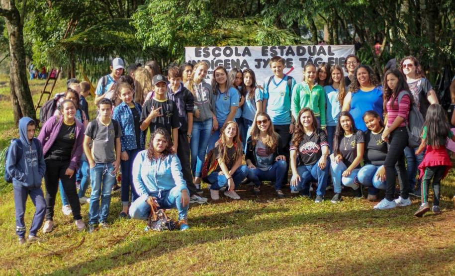 Estudantes dos Colégios Estaduais do Campo de Cachoeira e de Paz na Semana Cultural Kaigang.