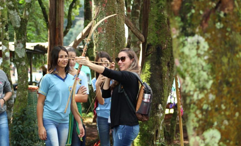 Estudantes dos Colégios Estaduais do Campo de Cachoeira e de Paz na Semana Cultural Kaigang.