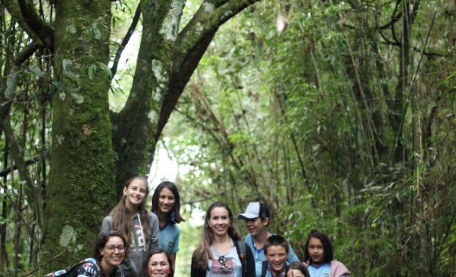 Estudantes dos Colégios Estaduais do Campo de Cachoeira e de Paz na Semana Cultural Kaigang.
