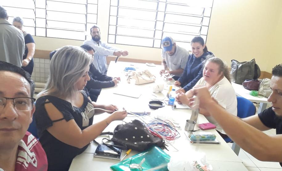 Cursistas do Profuncionário realizando aula prática