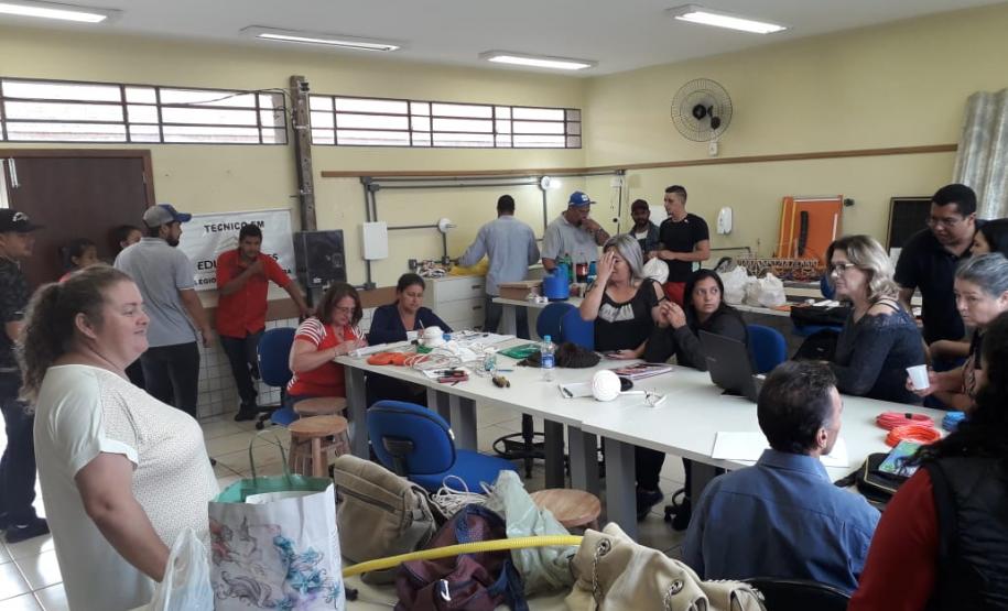 Cursistas do Profuncionário realizando aula prática