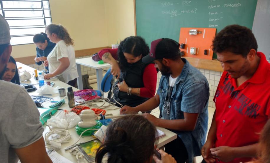 Cursistas do Profuncionário realizando aula prática