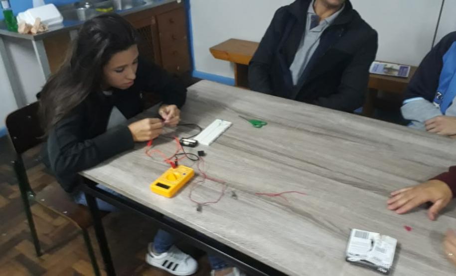 Alunos do CEEBJA Guarapuava realizando oficina de eletricidade.